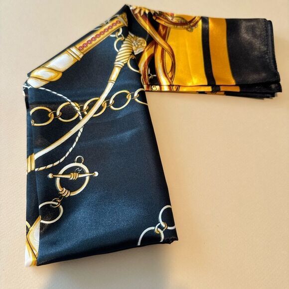 Elegant Black and Gold Scarf S22 - Picture 3 of 3